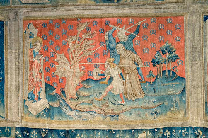 Tapestry of the Apocalypse, Scene “The dragon fights the servants of God”. In this image, we recognize a nobleman in the foreground, with his two-tone hose and pointed shoes, the poulaines, fashionable at the end of the 14th century. A Franciscan monk is behind him, then two other characters armed with a sword or a lance. In the background, the monogram L and M refers to Louis I and Marie de Blois. By this symbol, the duke implicitly puts himself on stage, as a leader guiding the whole society of his time in the fight against Evil.