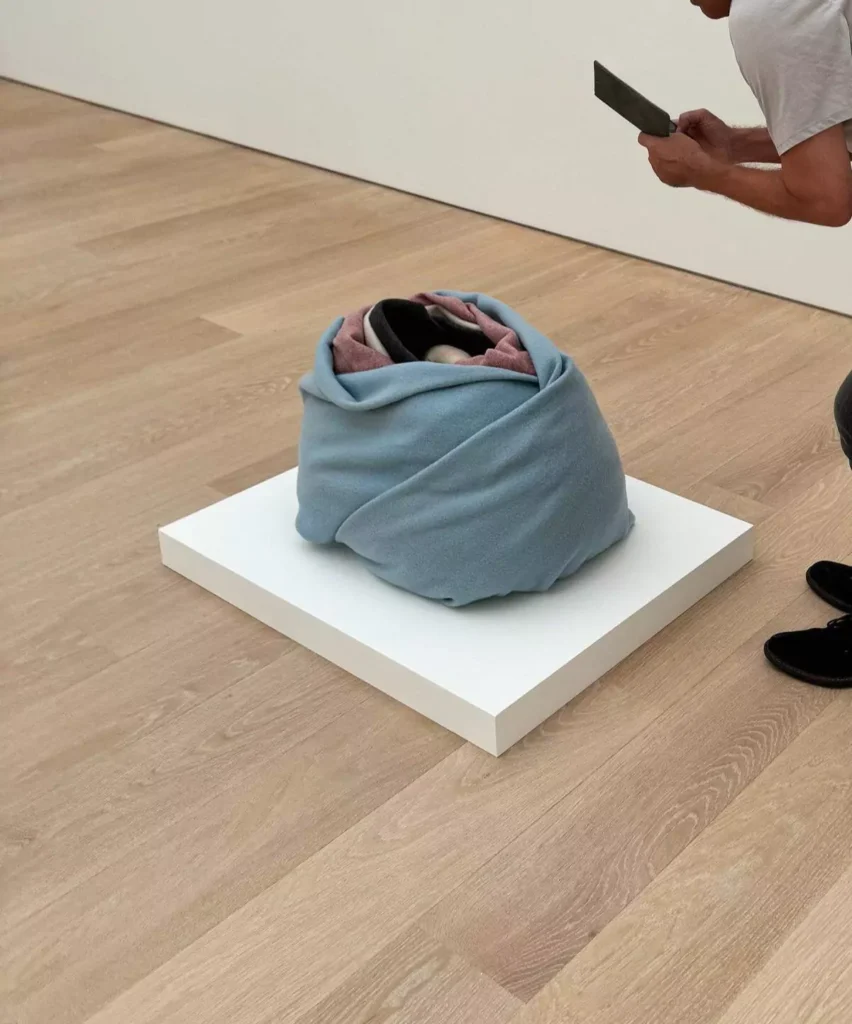 Ron Mueck, Man in Blankets, 2000